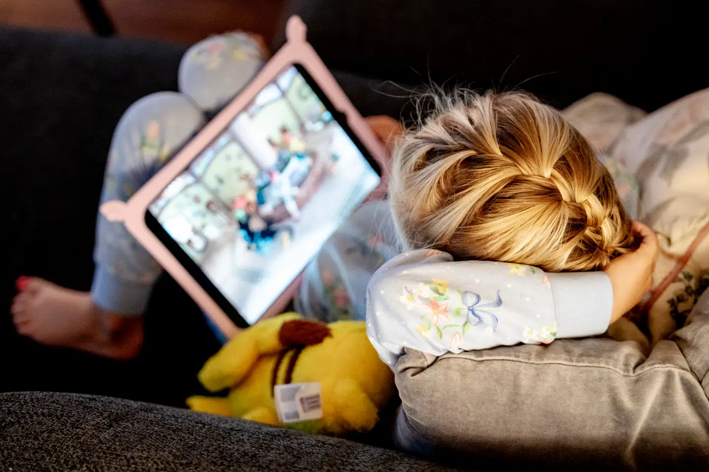 Jeg møder unge, der sover med telefonen under hovedpuden, vågner flere gange om natten og tjekker beskeder i mørket. Det sender stresstærsklen ned under gulvbrædderne, skriver psykolog Rasmus Lund-Nielsen.