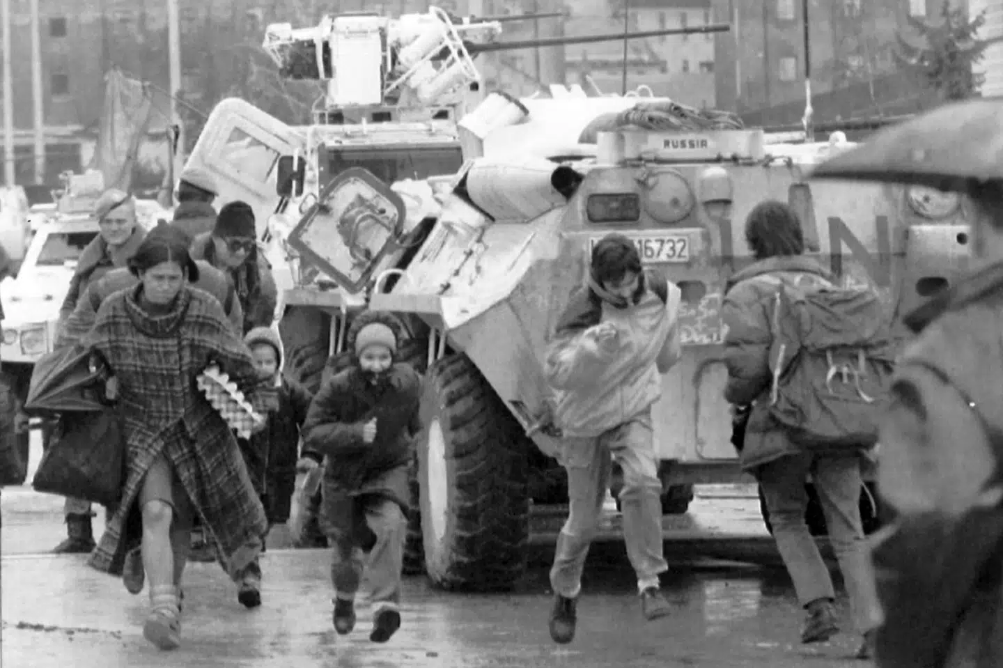 Mennesker løber på gaden i Sarajevo i 1995, hvor beskydning fra snigskytter var en konstant trussel. (Arkivfoto).