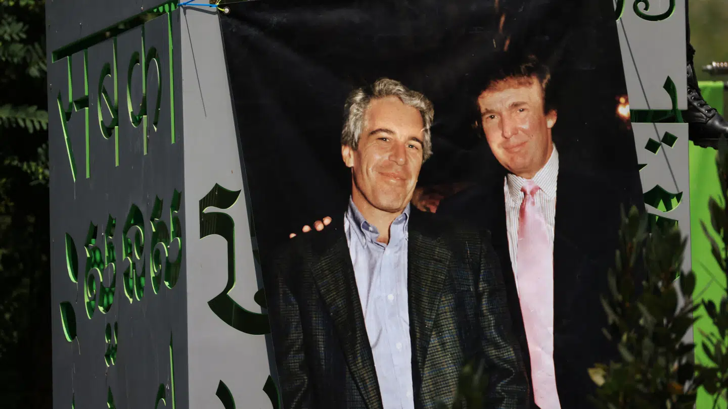 Jeffrey Epstein og Donald Trump var nære venner gennem mange år. Her er et billede af de to forretningsmænd hængt op på et banner i Los Angeles. (Arkivfoto)
