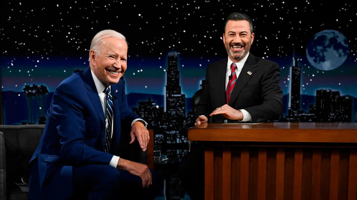 Jimmy Kimmel har haft mange prominente gæster med i sit talkshow. Her ses han med den tidligere amerikanske præsident Joe Biden i 2022.