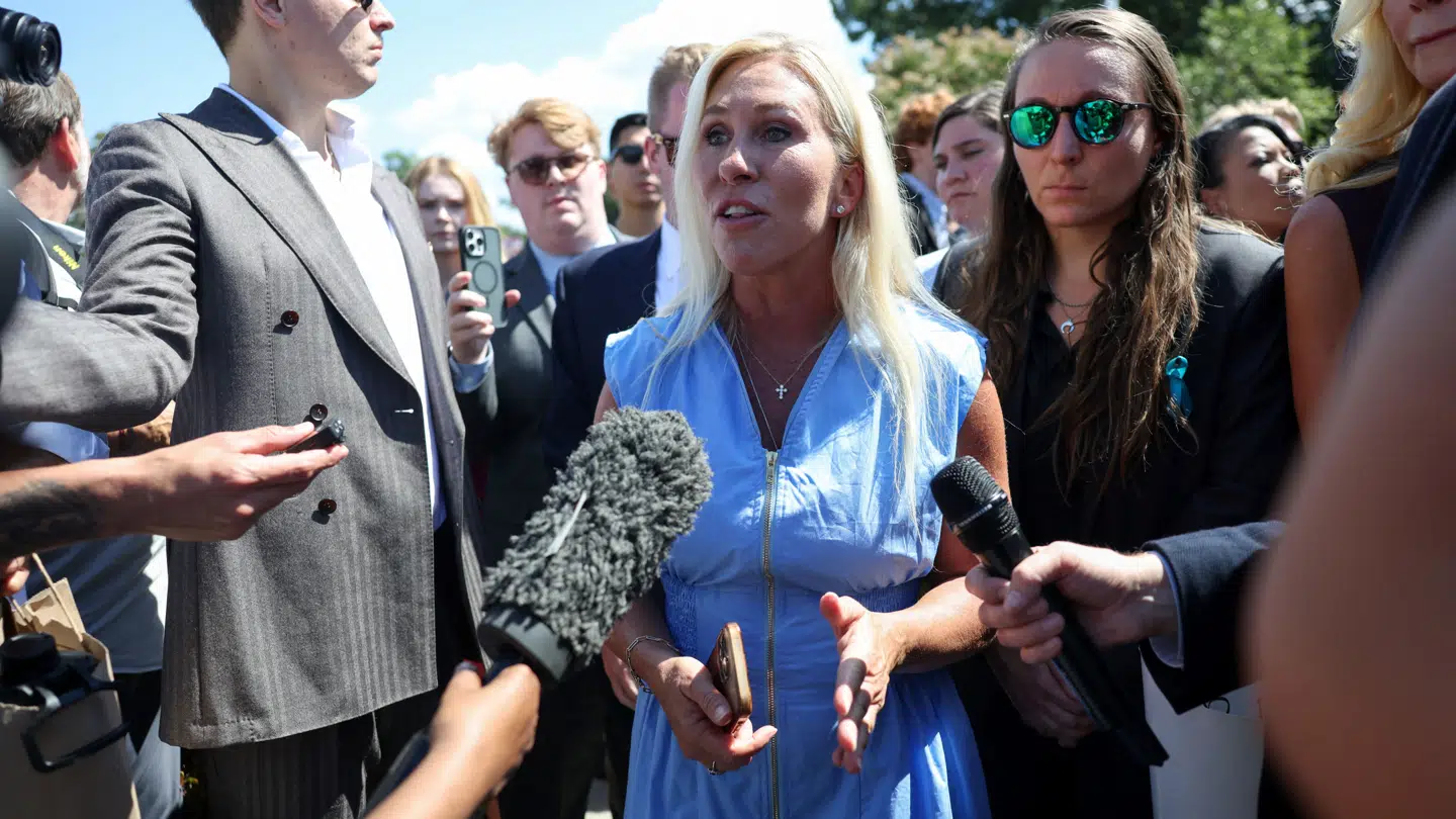 Også en del Republikanere ønsker, at alle dokumenterne skal offentliggøres. Blandt dem er den kontroversielle politiker Marjorie Taylor Greene. Her deltager hun i et pressemøde om sagen. (Arkivfoto)