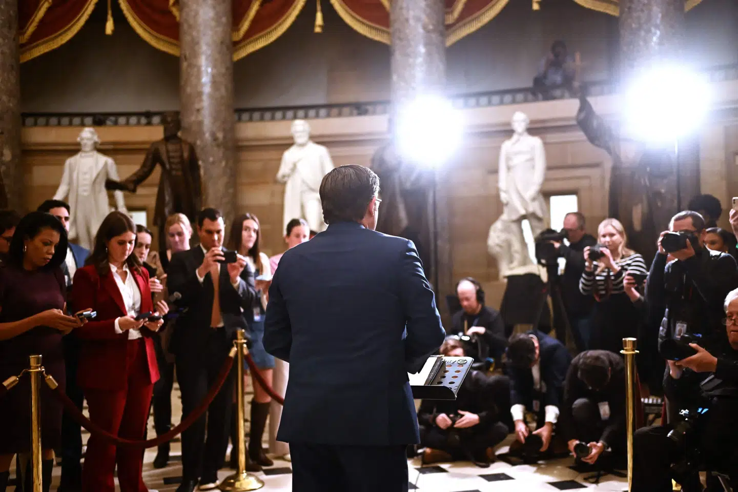 Formanden for Repræsentanternes Hus, republikaneren Mike Johnson, taler natten til torsdag dansk tid til pressen, efter at et lovforslag, der skal afslutte en historisk føderal nedlukning i landet, har fået grønt lys.