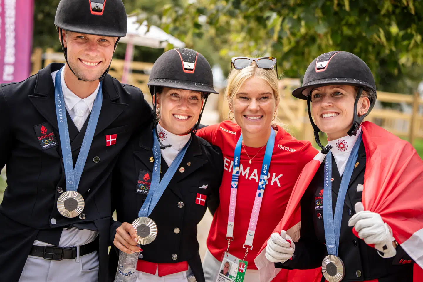 He ses Cathrine Laudrup-Dufour og Rasmine Laudrup-Dufour i midten i forbindelse med, at Cathrine Laudrup-Dufour sammen med Daniel Bachmann Andersen og Nanna Merrald Rasmussen vandt sølv i finalen i holdkonkurrencen i dressur ved OL i Paris 2024.