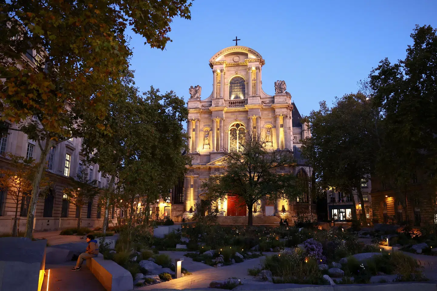 I mindehaven i Paris vil der torsdag blive afholdt en mindehøjtidelighed til ære for ofrene for angrebene 13. november 2015.