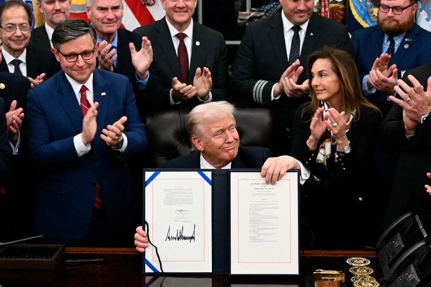 Her ses Donald Trump i Det Ovale Kontor efter at have sat sin underskrift på lovforslaget, der åbner det føderale statsapparat igen.