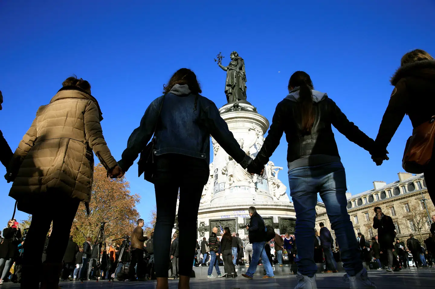 Folk holder i hånd for at vise solidaritet med ofrene nær koncertstedet Bataclan i Paris få dage efter en række angreb i den franske hovedstad. (Arkivfoto).