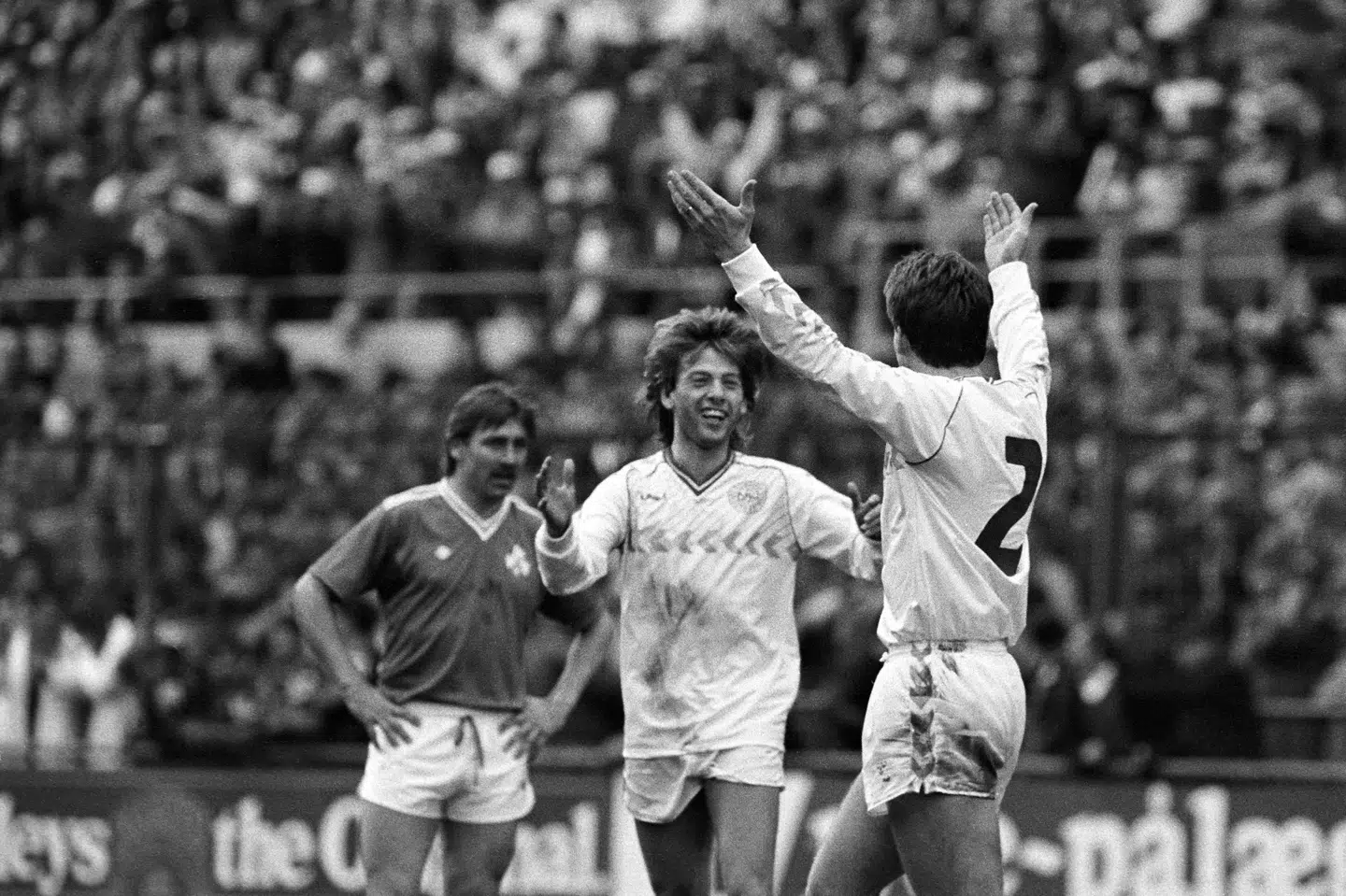 John Sivebæk (til højre) jubler sammen med Jesper Olsen over sit mål til 3-1 på Lansdowne Road mod Irland. Olsens træner i Manchester United, Ron Atkinson, var på tilskuerpladserne og hentede kort efter Sivebæk til den engelske storklub. (Arkivfoto).