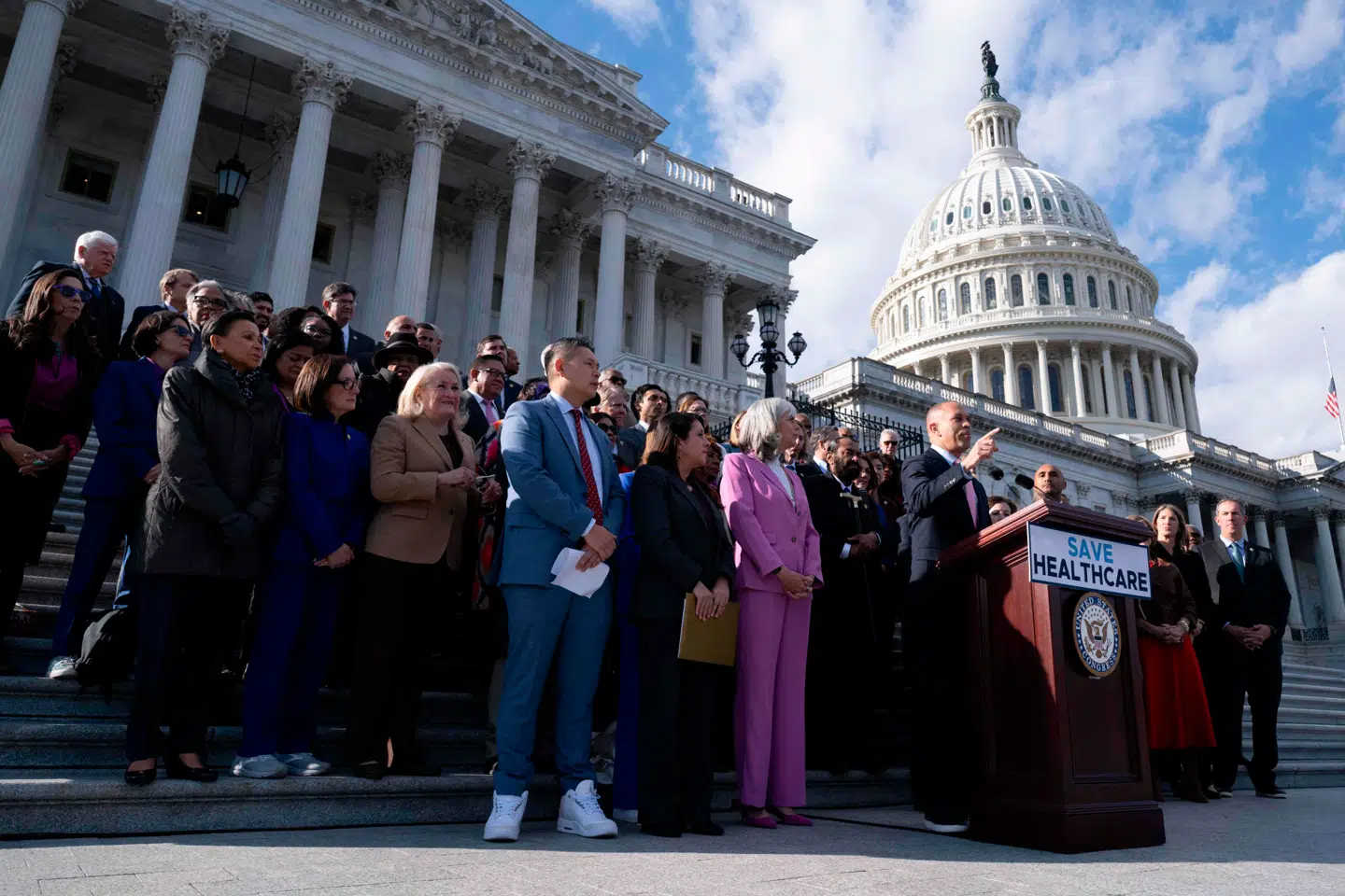 Den demokratiske mindretalsleder i Repræsentanternes Hus, Hakeem Jeffries, ses her sammen med andre demokratiske medlemmer af Huset den 12. november.