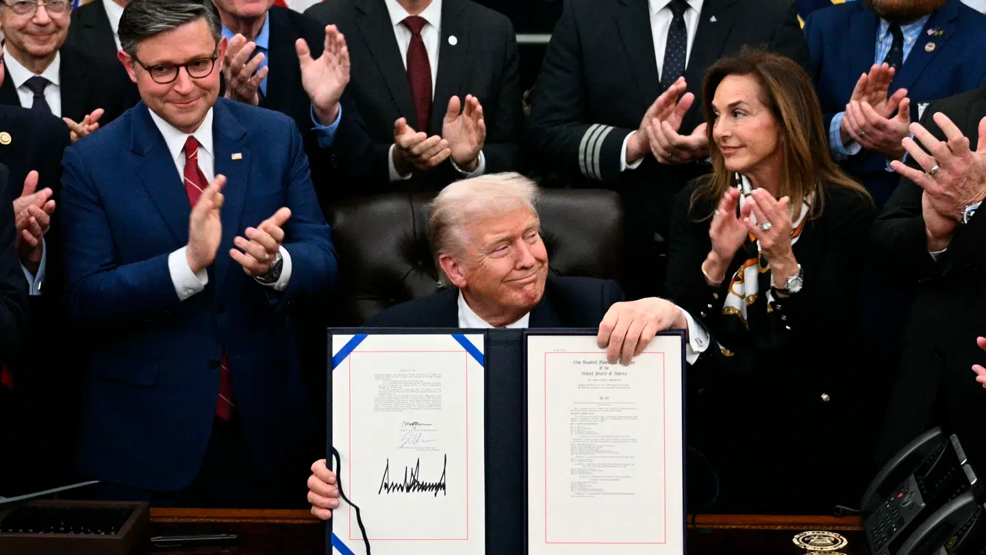 Her ses den amerikanske præsident, Donald Trump, vise sin underskrift på lovforslaget frem natten til torsdag dansk tid.