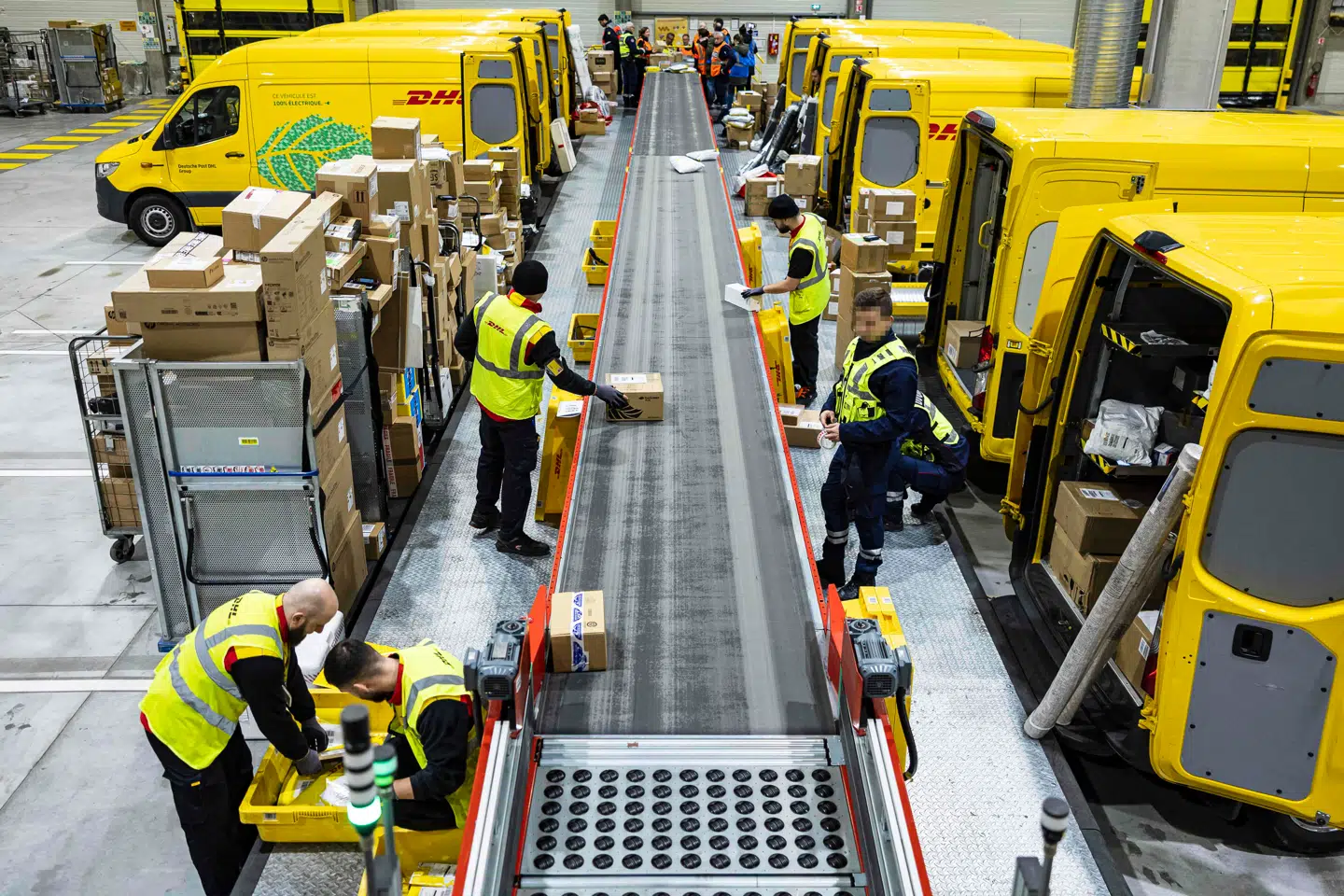 Franske toldbetjente undersøger pakker fra udlandet i et varehus i Lesquin nær Lille. De bliver undersøgt for alt fra cannabis over skadelige cremer til muligt farligt legetøj købt på nettet.