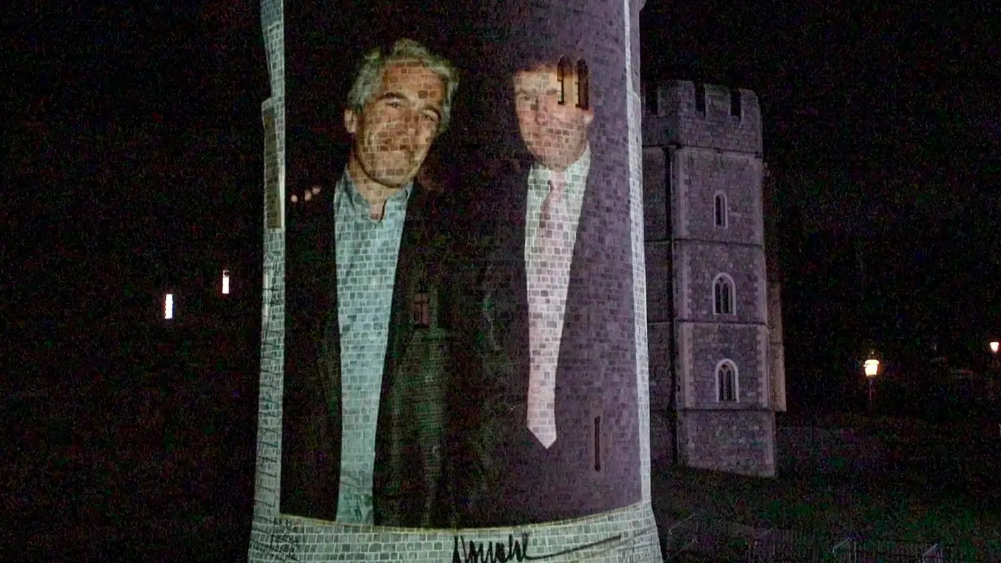 Som en del af en protest mod Donald Trumps statsbesøg i Storbritannien i september blev der vist billeder af ham sammen med den vanærede seksualforbryder Jeffrey Epstein på muren til Windsor Castle.