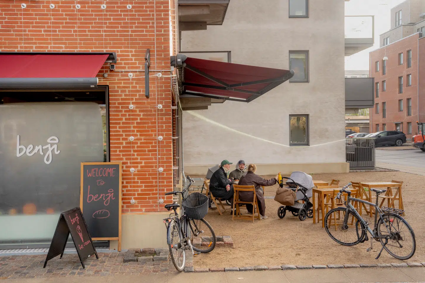 Bageriet »Benji« er en af de første cafeer og butikker, der er flyttet ind i Mjølnerparkens nye handelsgade. Og her er tilsyneladende masser af kunder.