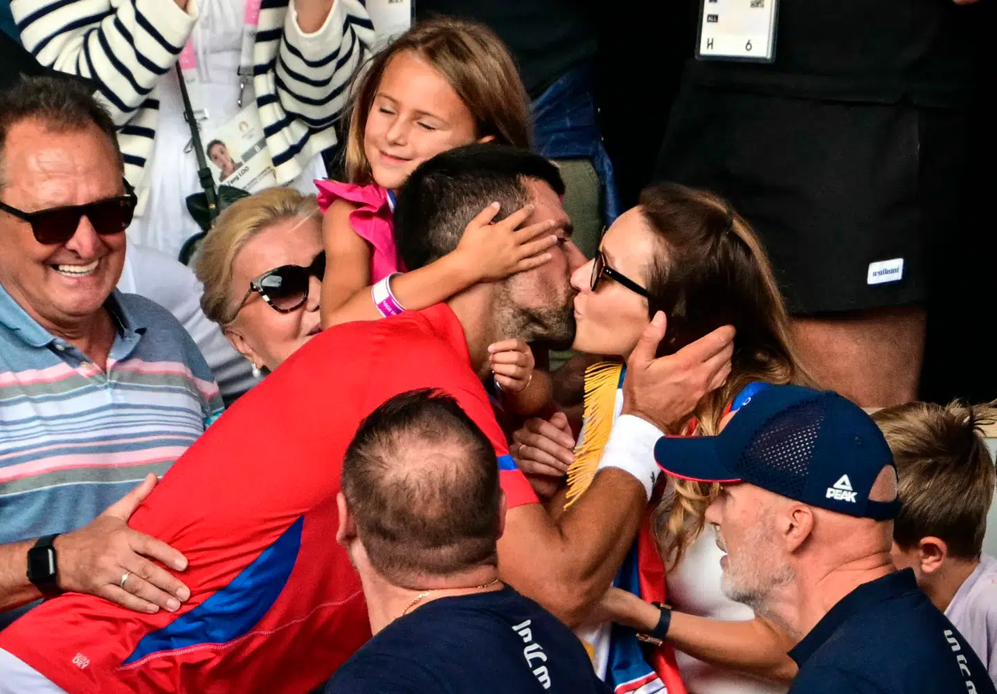 Novak Djokovic ses her give sin hustru, Jelena Djokovic, et kys efter at have slået spanske Carlos Alcaraz under OL i Paris sidste år.