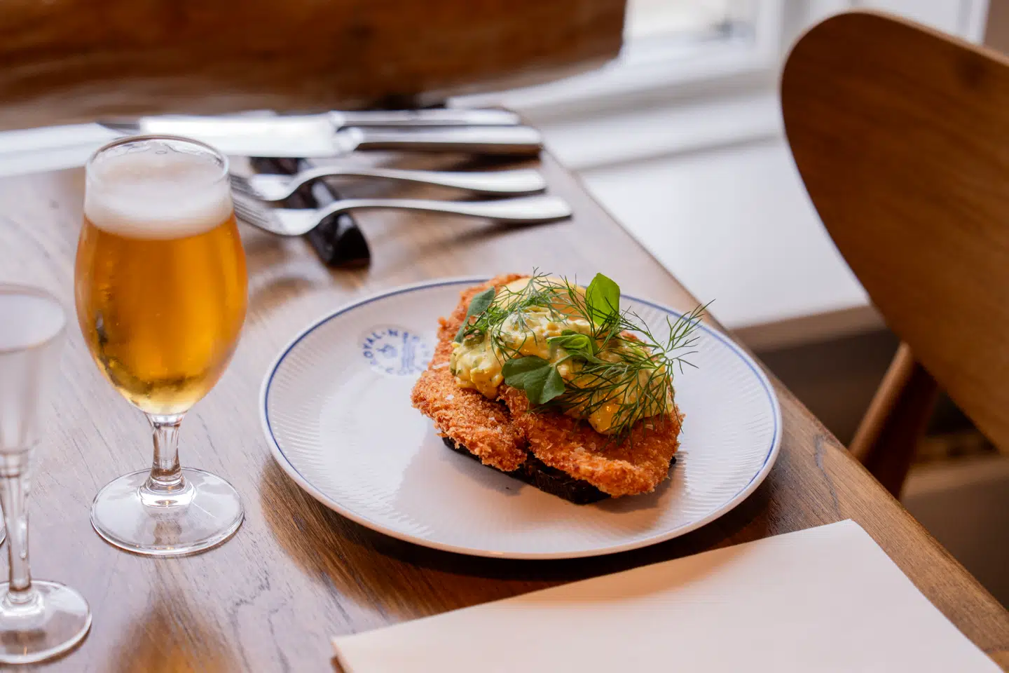 Fisken ankom varm nok til straks at smelte smørret på stedets hjemmebagte, saftige rugbrød.