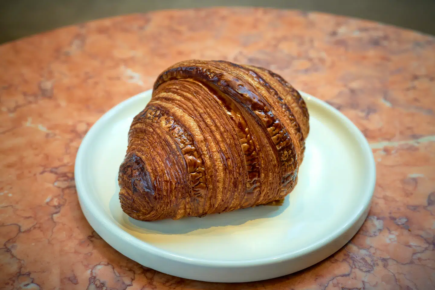 Madanmelderen råder rejsende til at undgå Terminal F i lufthavnen Gardermoen. Der bliver der serveret dyre croissanter.