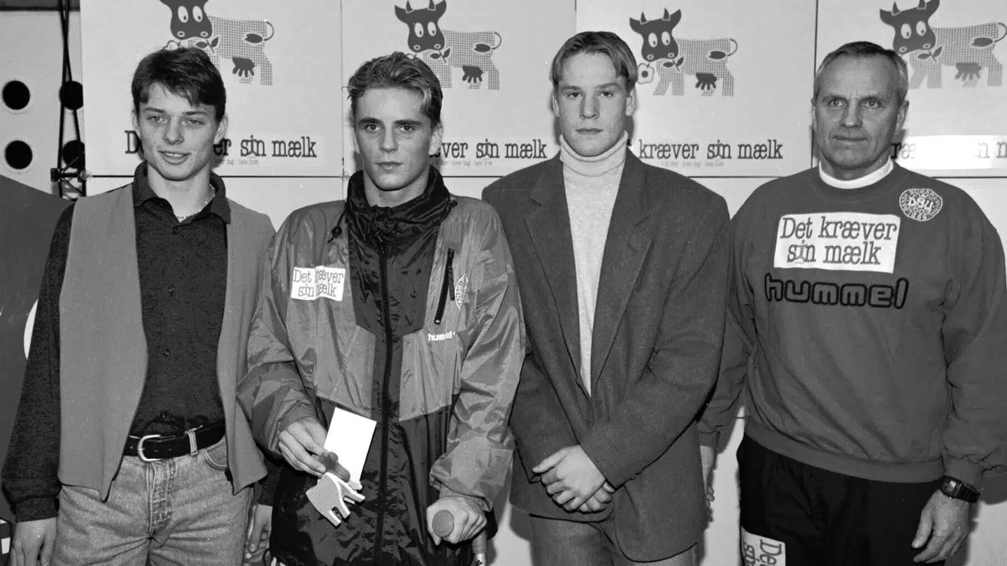 Her ses Lektonen, nr. to fra højre, sammen med daværende landstræner Ricard Møller Nielsen samt Thomas Rytter og Jon Dahl Tomasson.