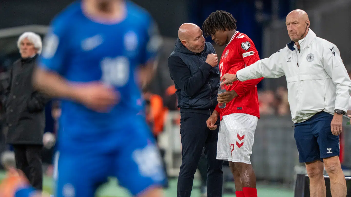 Brian Riemer klæder Patrick Dorgu på, inden han bliver skiftet ind i opgøret mod Grækenland i Parken 12. oktober.