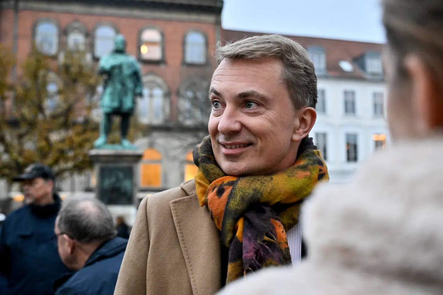 Partiformand Morten Messerschmidt (DF) deltager aktivt i kommunalvalget. Her uddeler han valgmateriale i Randers.