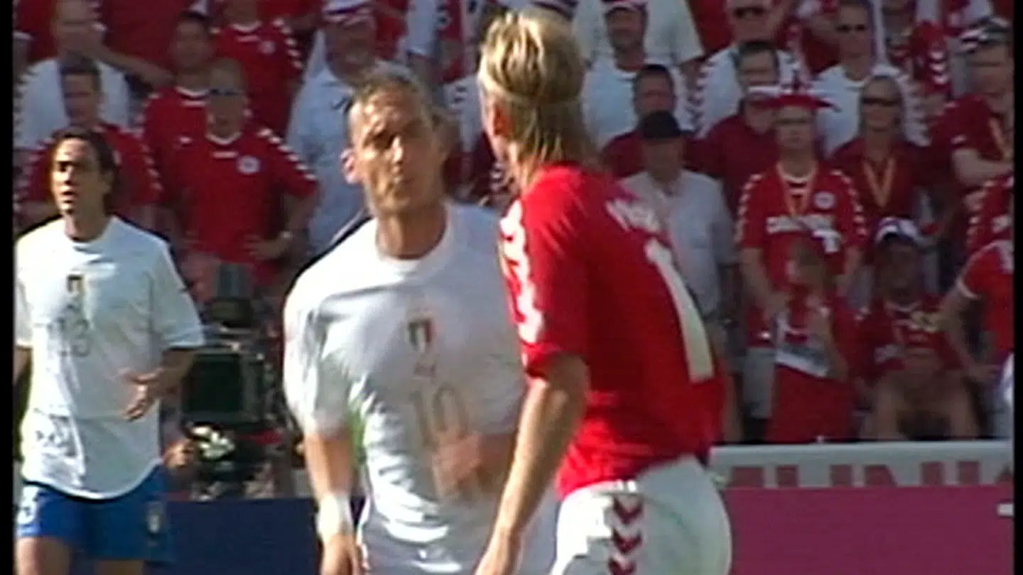 Billederne af Francesco Tottis spyt mod Christian Poulsen gik verden rundt.