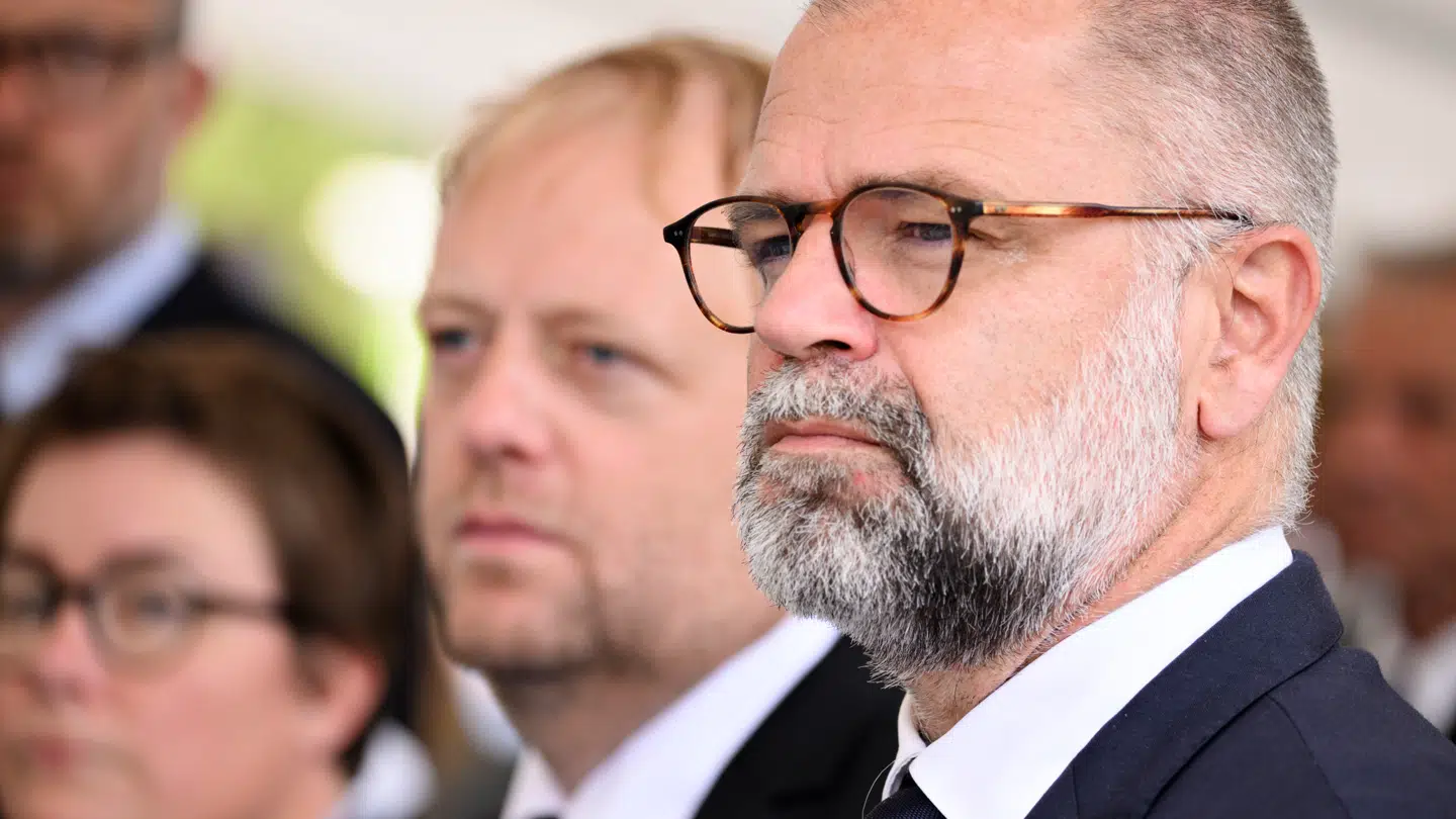 Den øverste chef i Finansministeriet, departementschef Kent Harnisch (th.) har fået en tjenstlig advarsel.