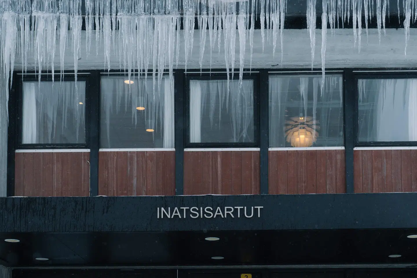 Efter et samråd onsdag i Grønlands parlament, Inatsisartut, er minister for sociale anliggender, arbejdsmarked, indenrigsanliggender og miljø, Benriaraq Ottosen, trådt tilbage.