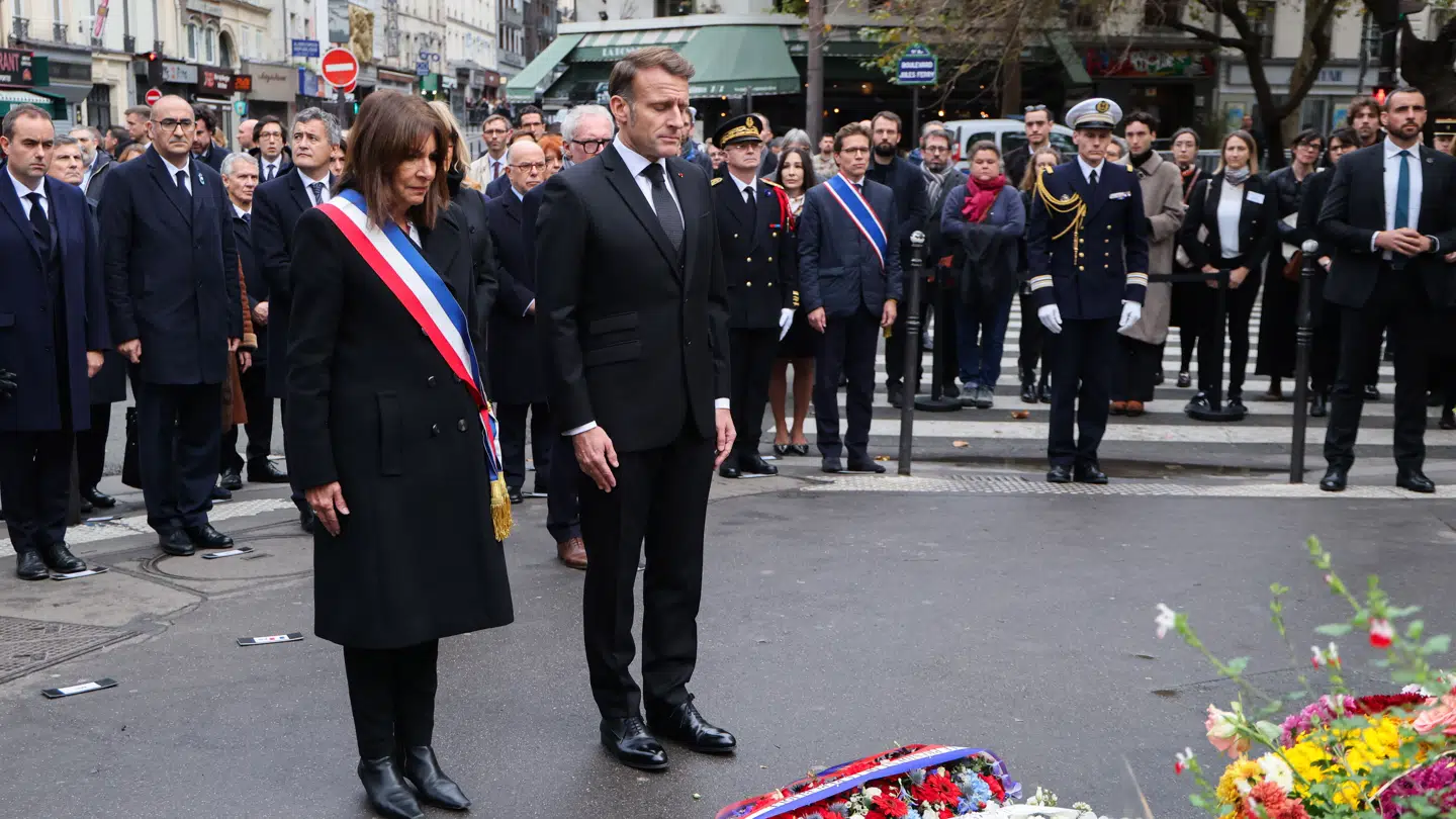 Den franske præsident Emmanuel Macron og borgmester i Paris Anne Hidalgo mindes ofrene fra 2015.