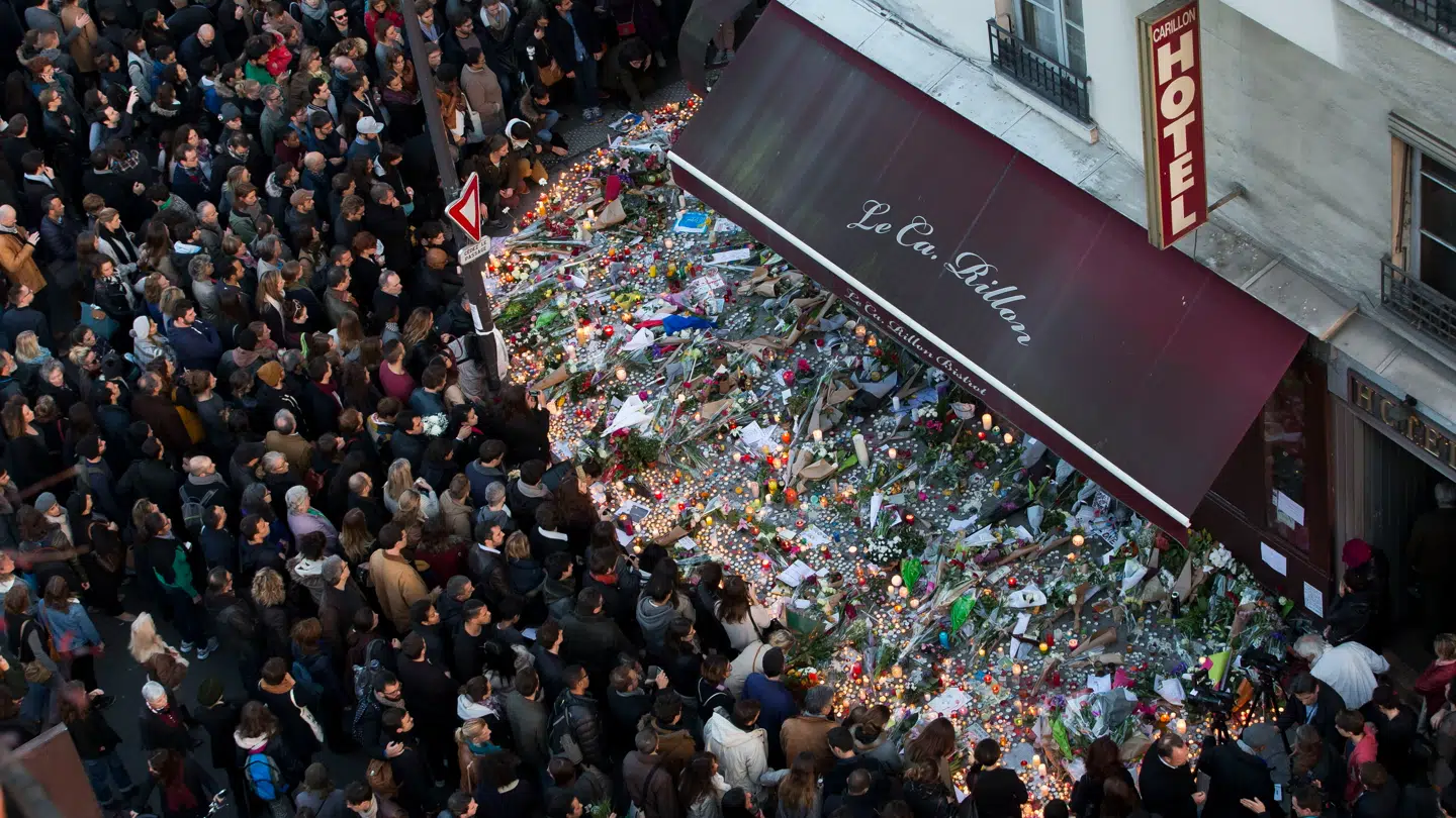 Kort efter angrebene samledes folk i massevis foran restaurant Le Carillon, der blev ramt af skyderierne.