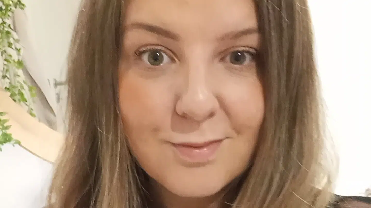 Janne Sophie Flatau frygter for at skulle hæfte for nogle af de mange pakker.