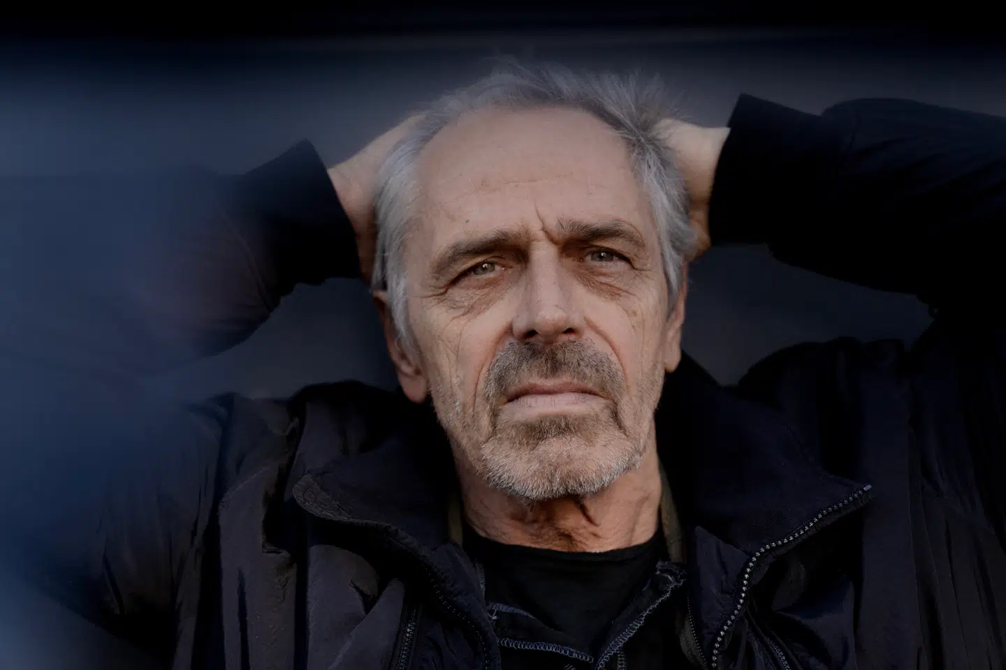 »Det her med at mærke følelsen af ens livsbane, der overhaler indenom, gjorde mig nysgerrig, for hvordan det ville være at blive ført tilbage til mit liv i 1986,« siger Malurt-forsangeren og skuespilleren Michael Falch.