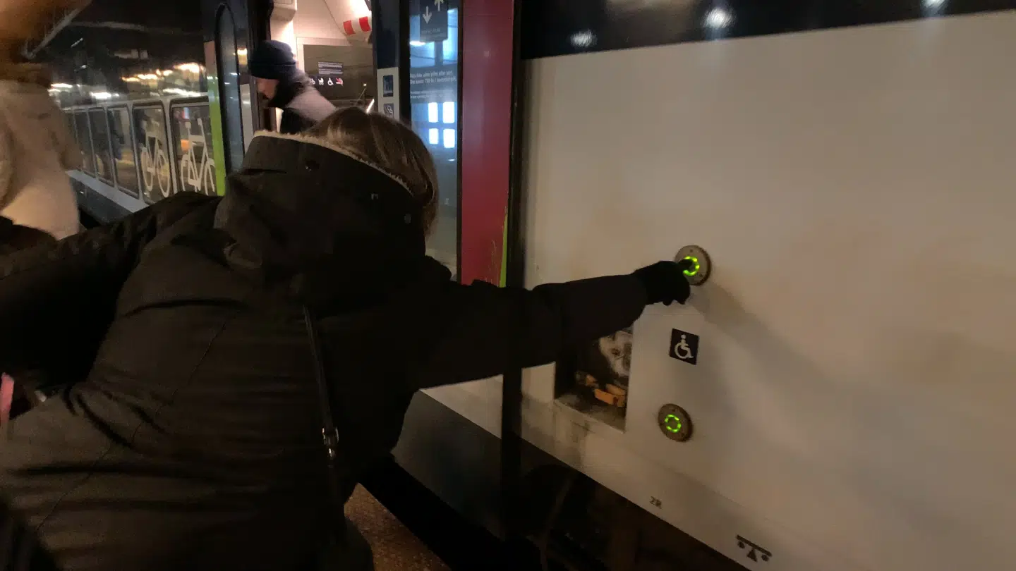 Selvom Susan Holm trykkede og trykkede på knappen, der skal give besked til kontrolløren om hjælp, kom der ikke nogen og rullede rampen ud til hende.