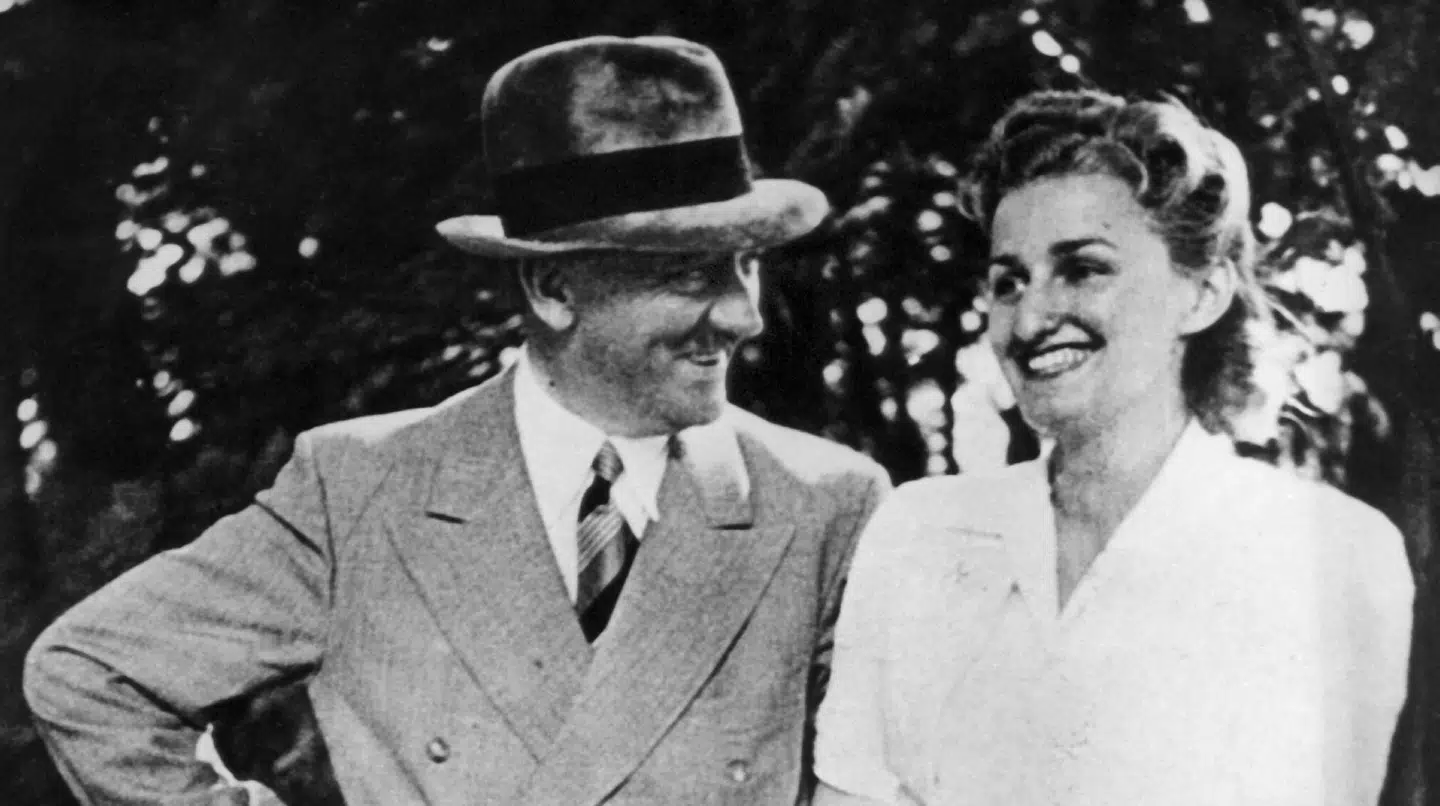 Adolf Hitler og hans elskerinde Eva Braun. (Arkivfoto)
