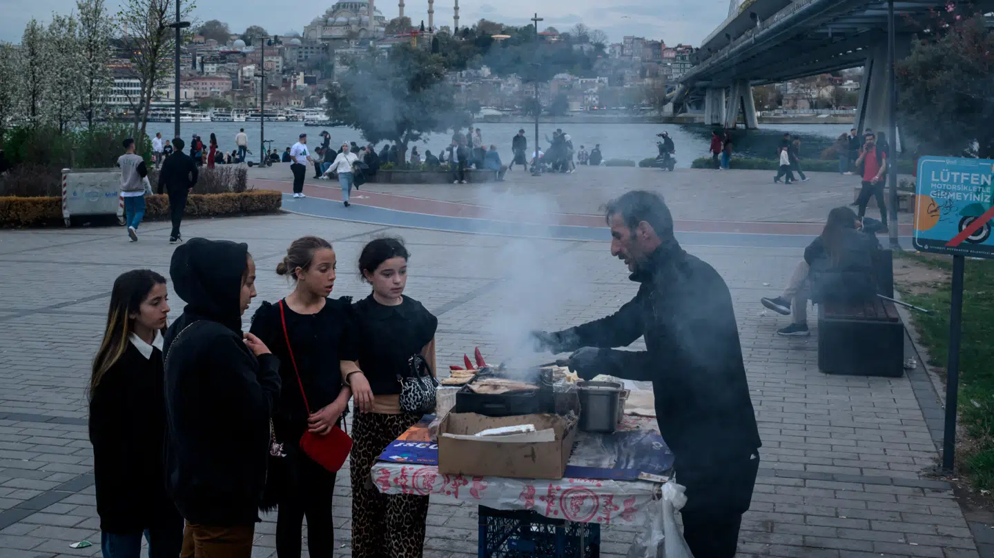 ARKIVFOTO fra Istanbul. Personerne på billedet har ikke noget med den aktuelle historie om dødsfald i forbindelse med madforgiftning at gøre.