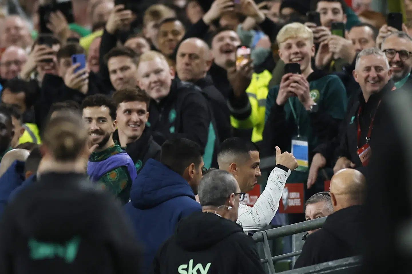 Cristiano Ronaldo rækker tommelfingeren op mod publikum efter sit røde kort i kampen mod Irland.