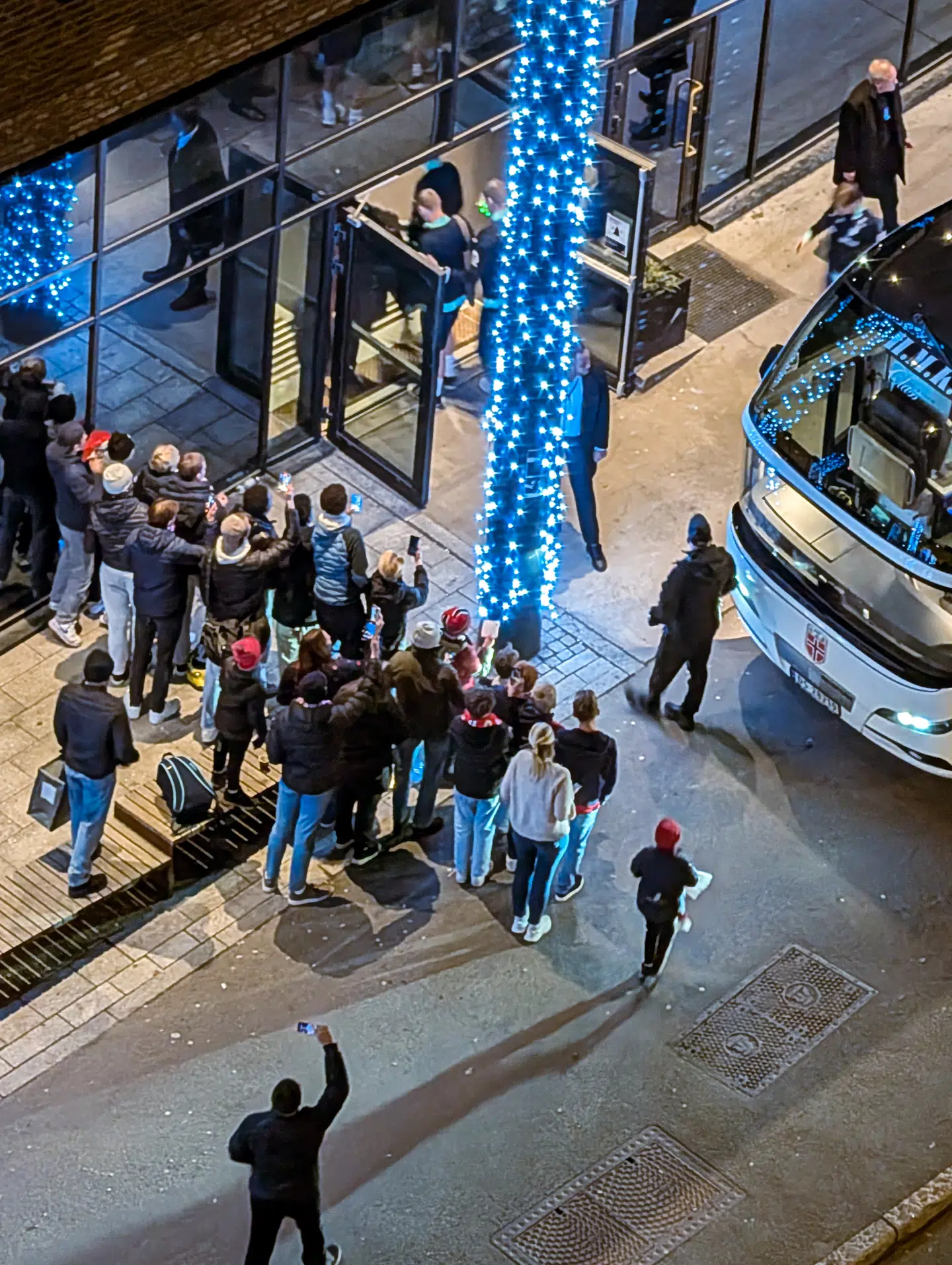 Sådan så det ud, da Norges landshold ankom til deres hotel efter aftenens sejr over Estland.