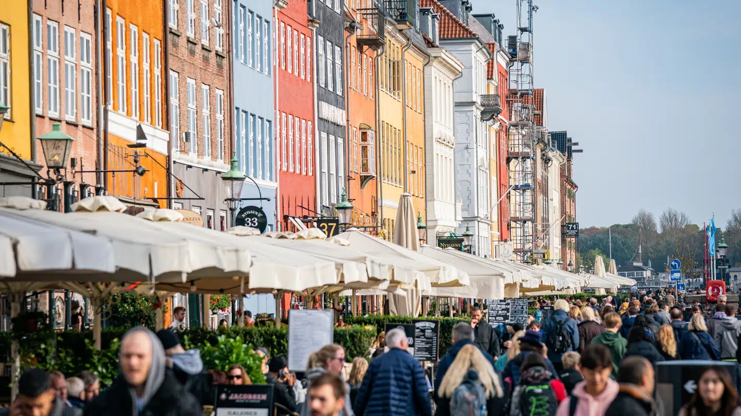 Efterårsstemning i Nyhavn i København, tirsdag den 15. oktober 2019. Turister og folk på efterårsferie nyder solen i Nyhavn.. (Foto: Niels Christian Vilmann/Ritzau Scanpix)