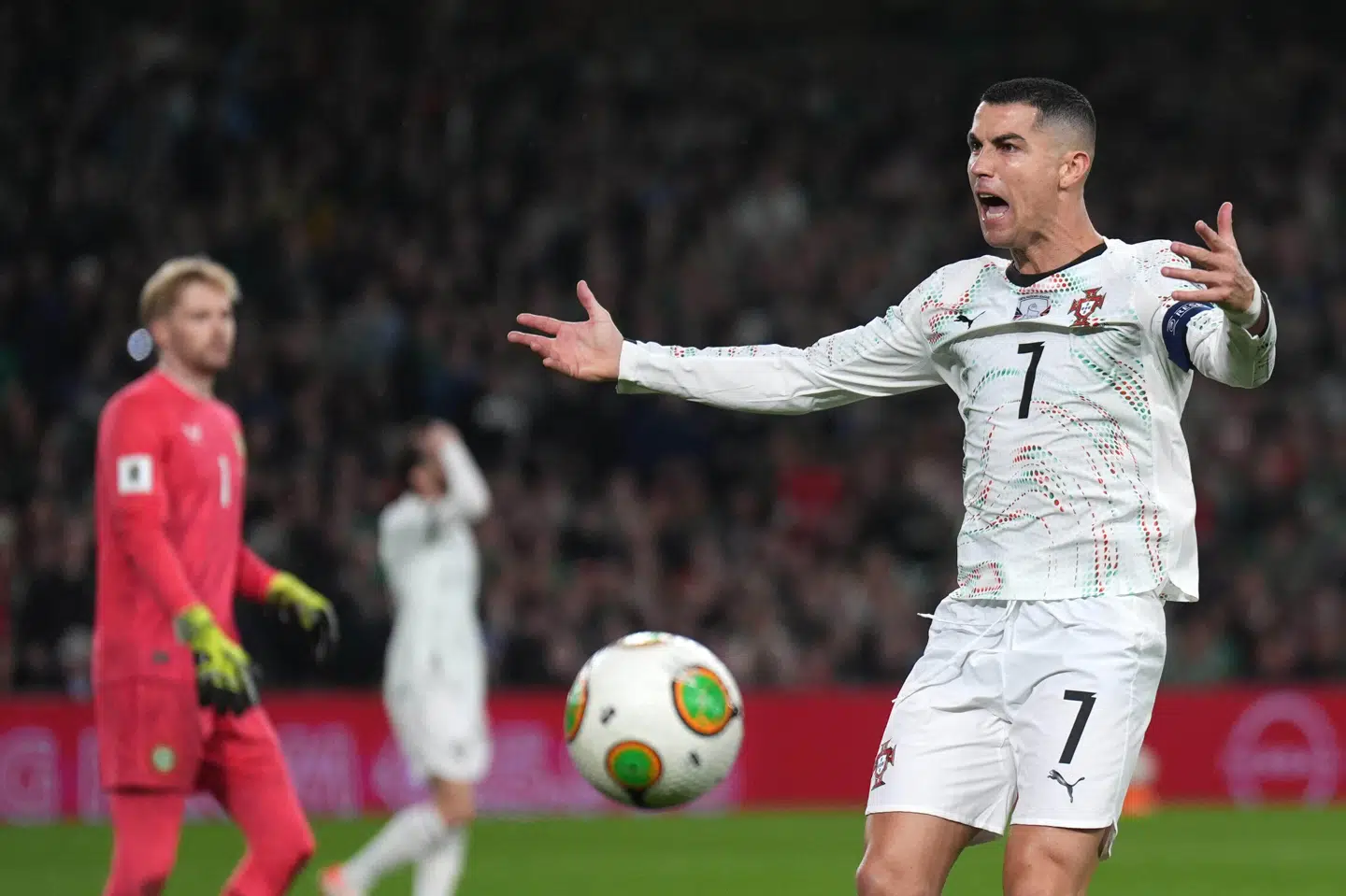 Portugals Christiano Ronaldo reagerer under en kvalifikationskamp mod Irland torsdag aften i Dublin.