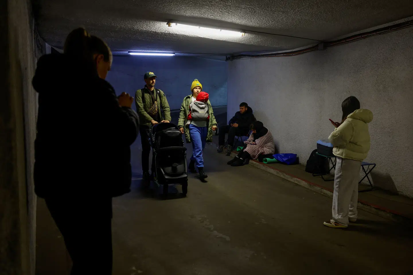 Den ukrainske hovedstad, Kyiv, meldes natten til fredag at være ramt af et stort russisk luftangreb. Indbyggere i byen søger her tilflugt i en underjordisk parkeringskælder.