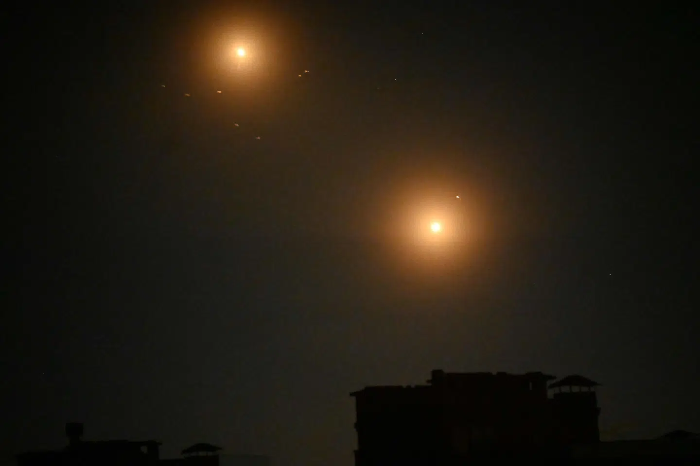 Ukraines luftforsvar over Kyiv er natten til fredag i aktion mod russiske droner.