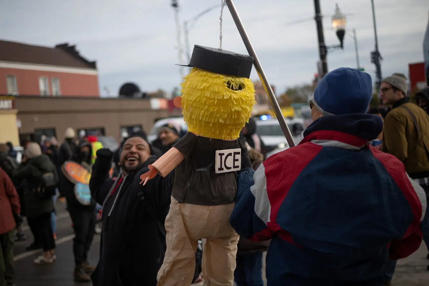 En mand bærer en piñata, der forestiller en agent fra immigrationsmyndighederne, ICE. De seneste måneder har der været demonstrationer mod ICE i hele landet. (Arkivfoto).