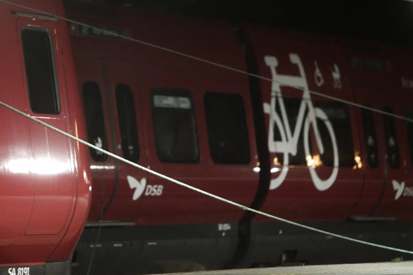 Tog får strøm fra køreledninger, der hænger over jernbanesporet. Billedet er taget i 2013, hvor noget af taget på Lyngby Station blæste af, og flere køreledninger faldt ned og lammede s-togtrafikken efter en storm. (Arkivfoto).