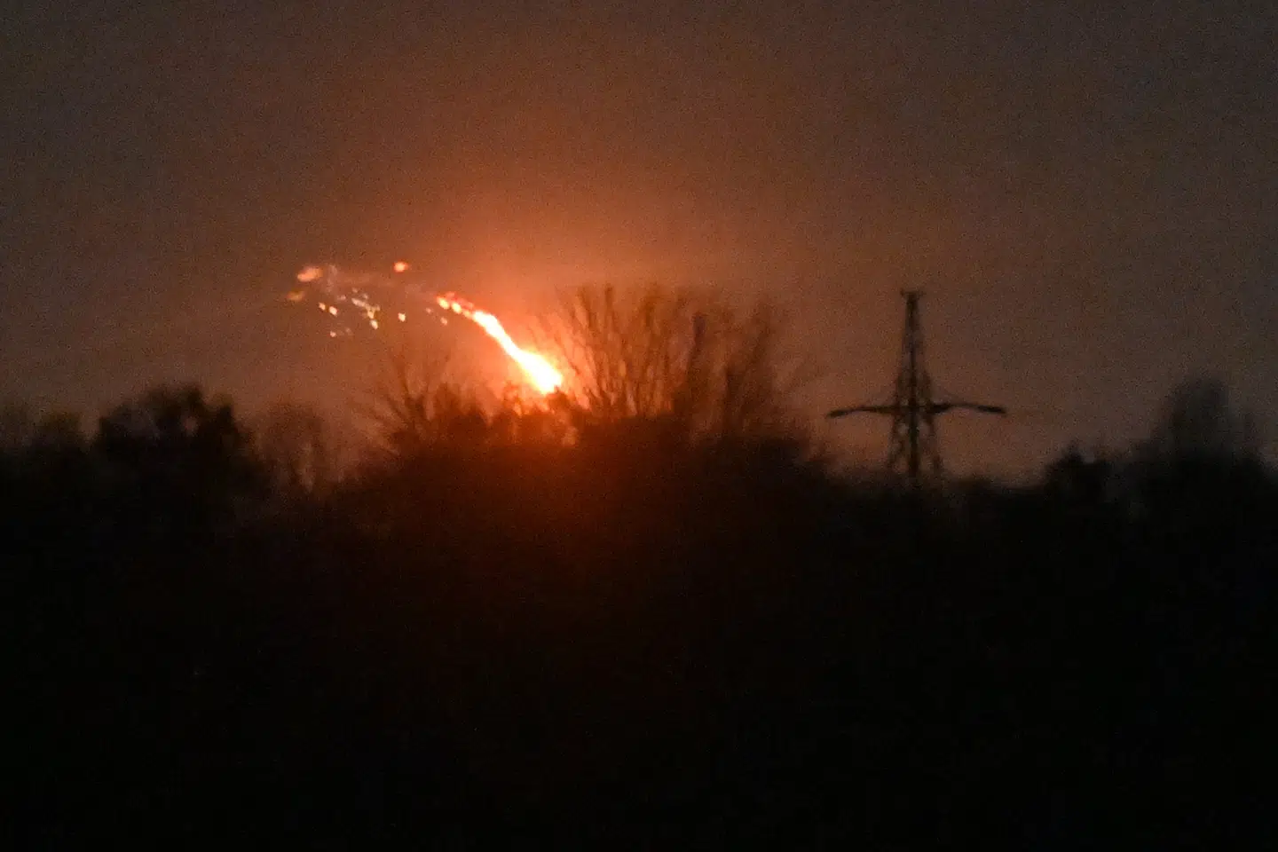 Billedet viser en russisk drone, der bliver skudt ned af Ukraines luftforsvar over Kyiv natten til fredag.