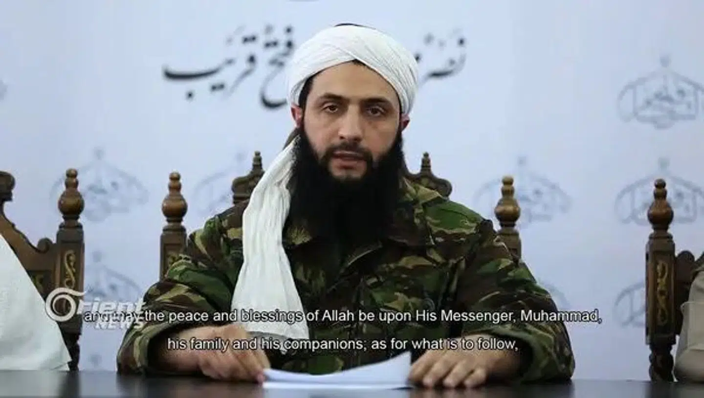 Screenshot fra en video udgivet i 2016 af Orient News. På det tidspunkt var Al-Sharaa kendt som Abu Mohammad al-Jolani.