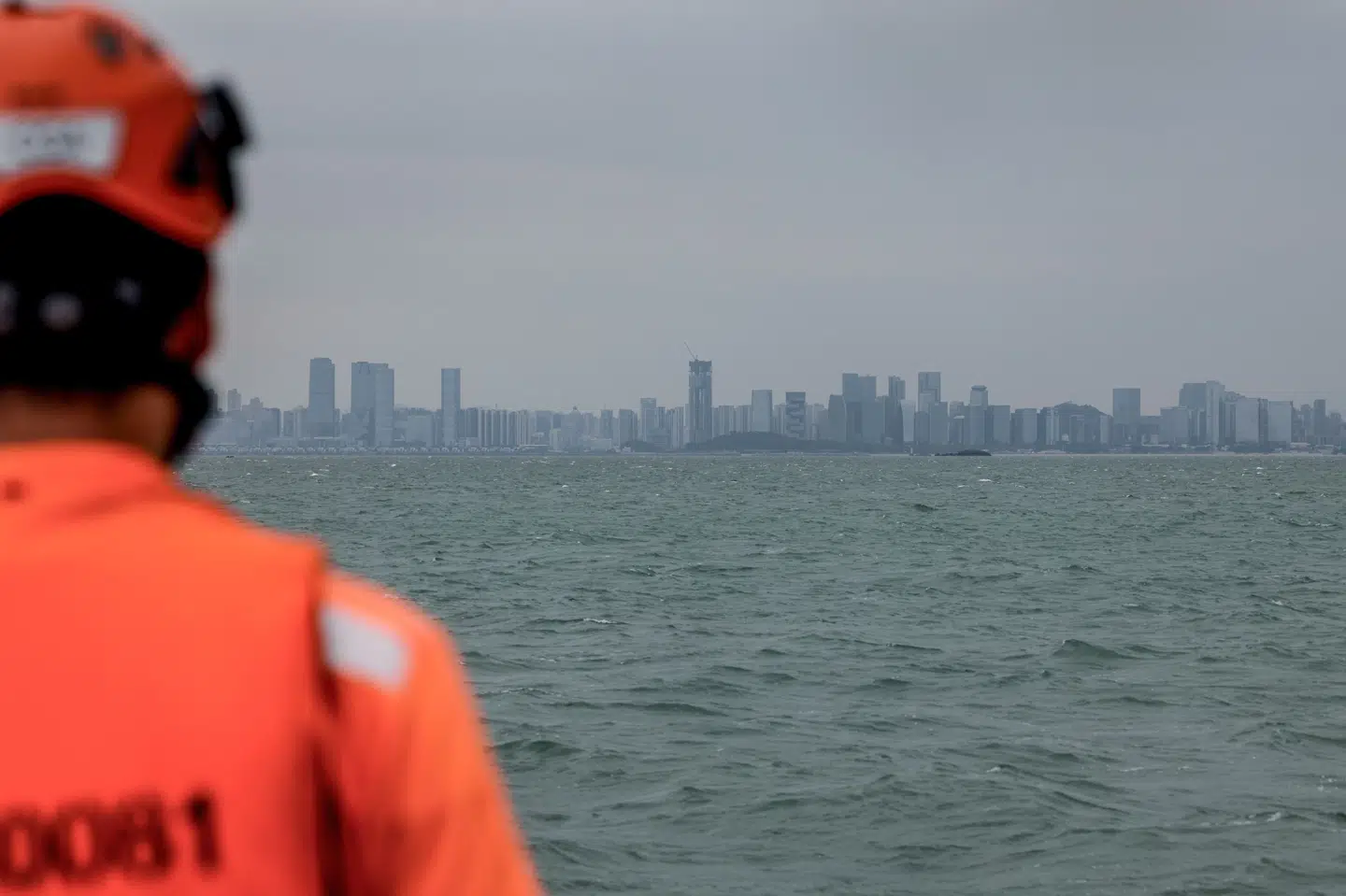 Billede fra oktober, hvor kystvagten i Taiwan kigger mod den kinesiske by Xiamen. Kinas militær har udført flere missioner i både farvandet og luftrummet omkring Taiwan, der betragter sig selv som en selvstændig stat. (Arkivfoto).