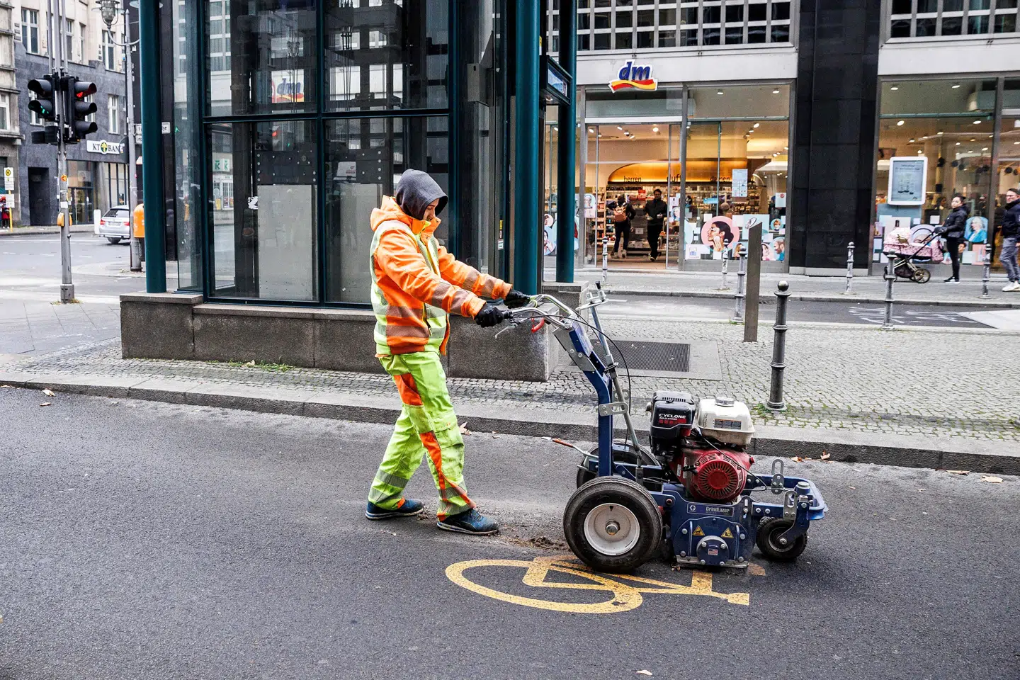En vejarbejder er i gang med slibemaskinen på Friedrichstrasse, som Berlins konservative bystyre har genåbnet for gennemkørende biltrafik.