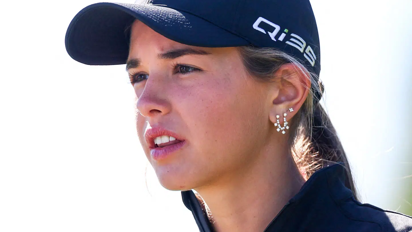 Kai Trump har fået en skidt start på sin professionelle golfdebut.