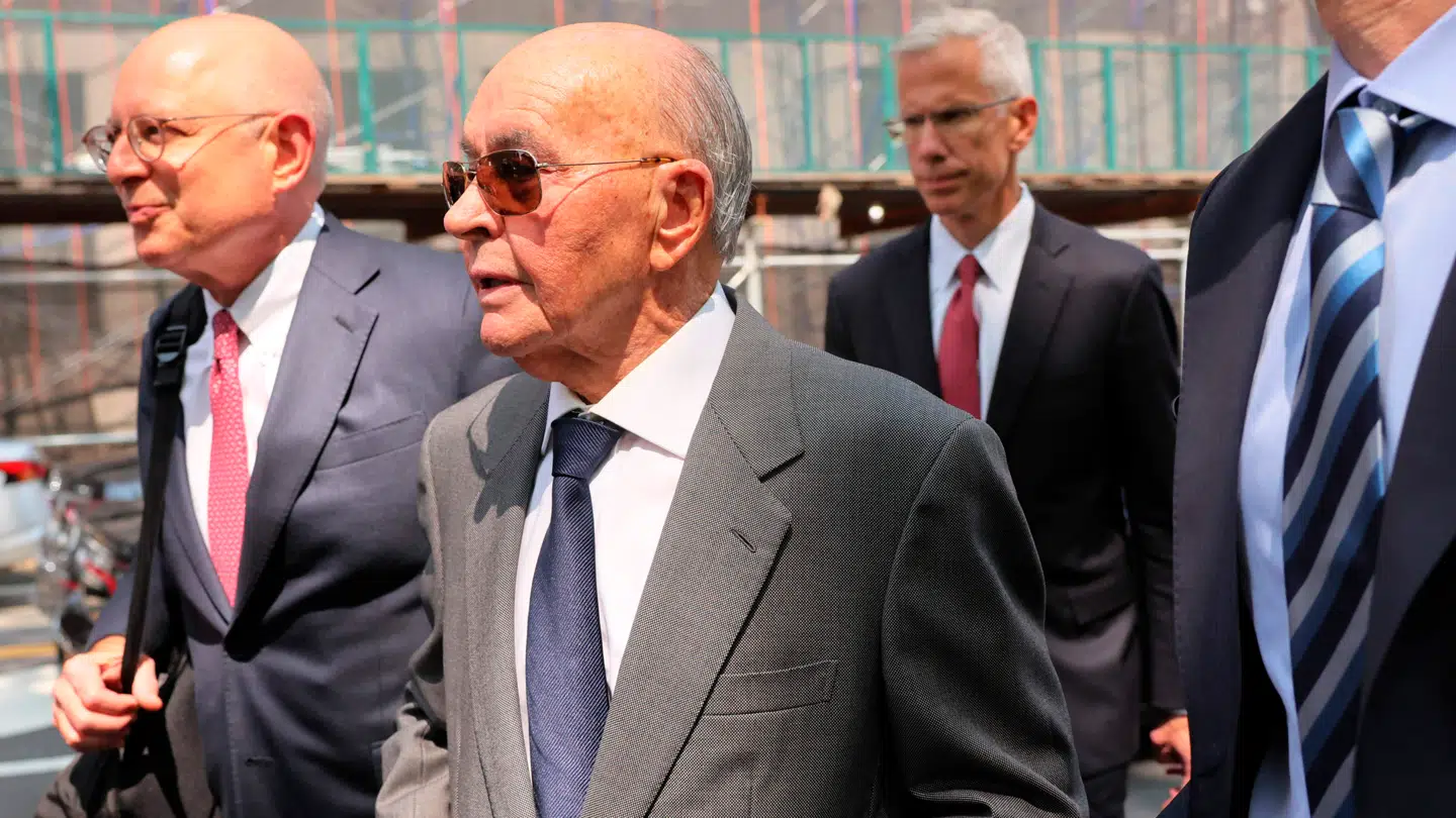 Joe Lewis (i det grå jakkesæt) slipper nu for at betale sin millionbøde.