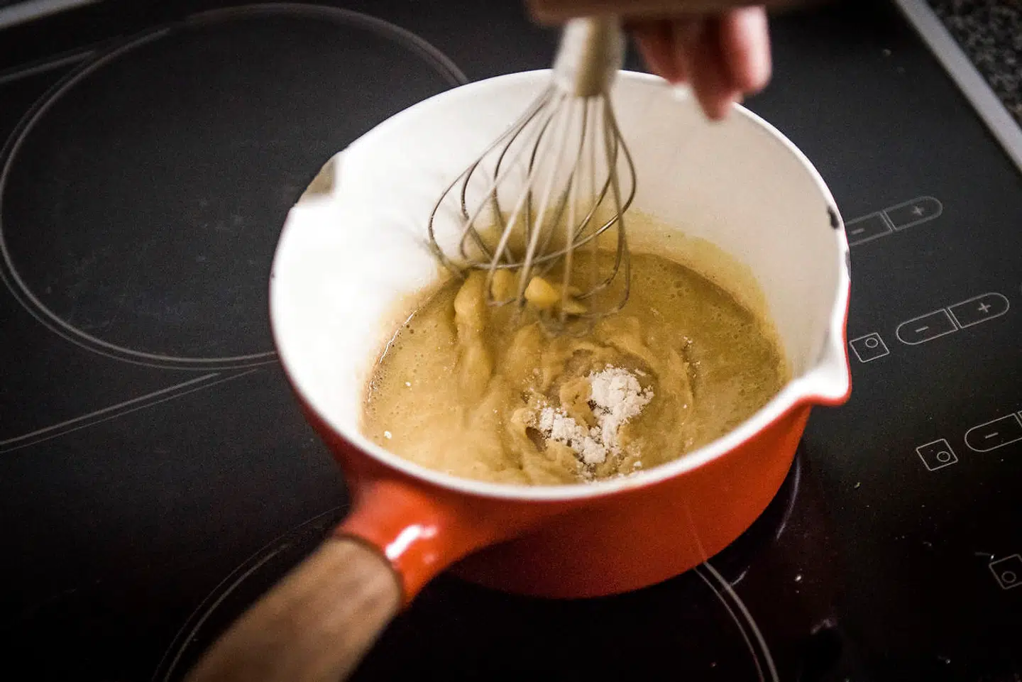 Man kan jævne sin sauce ved at lave en opbagning på mel og smør, eller man kan reducere den til en kraftig konsistens og montere den med smør.