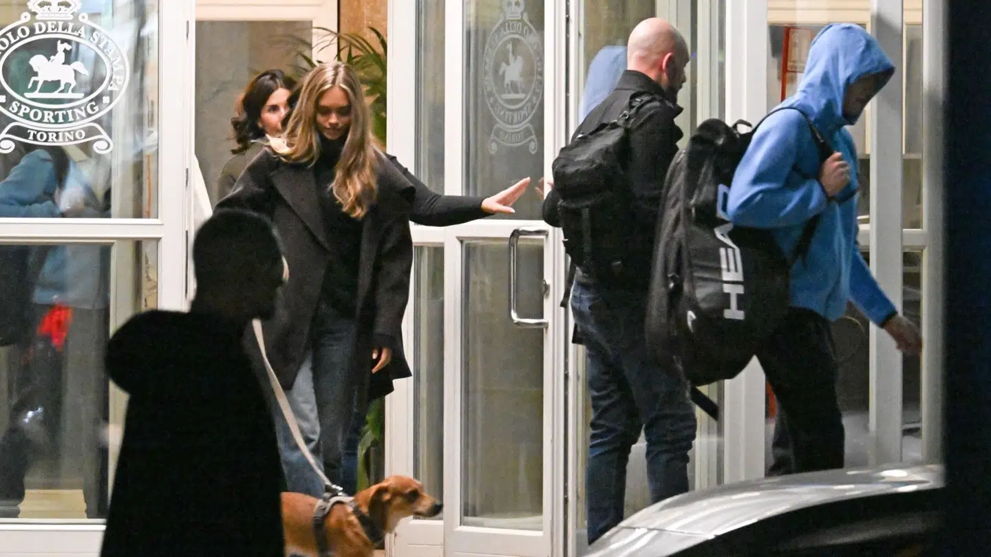 Laila Hasanovic på vej ud af hotellet i Torino med Jannik Sinner (i blåt).