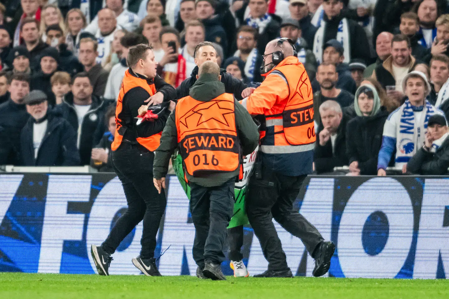 Her ses Anders Pedersen afbryde en fodboldkamp mellem MAN U og FCK som baneløber med et Palæstina-flag.