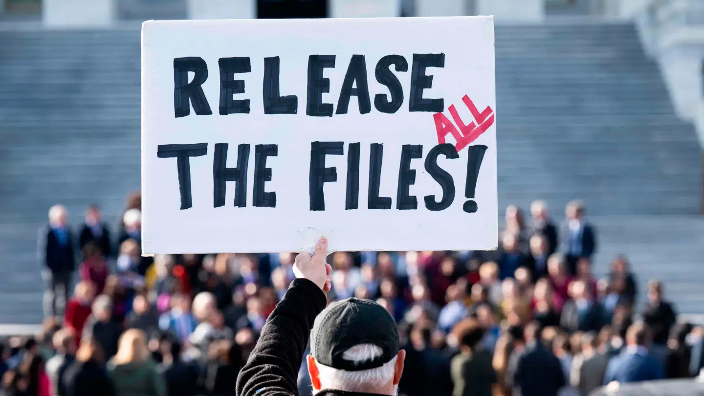 I de republikanske repræsentanter vil gerne lægge sagen bag sig. Donald Trumps rolle i den skandaliserede sag, sætter nemlig også dem i et dårligt lys, lyder det fra Jeppe Elkjær.